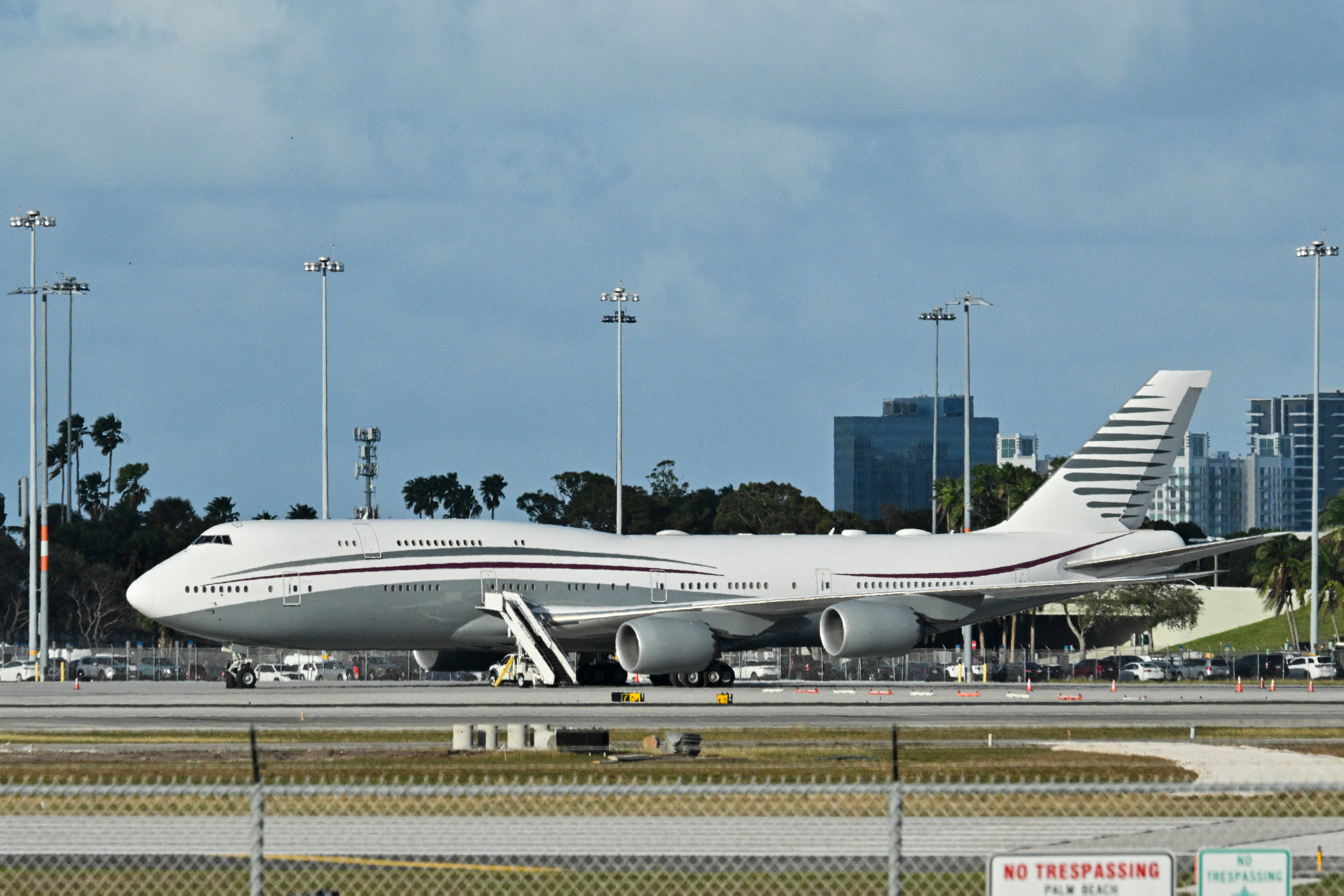 Um Boeing 747 do Qatar para na pista do Aeroporto Internacional de Palm Beach nesta foto de arquivo de 15 de fevereiro de 2025, depois que o presidente dos EUA, Donald Trump, visitou o avião.
