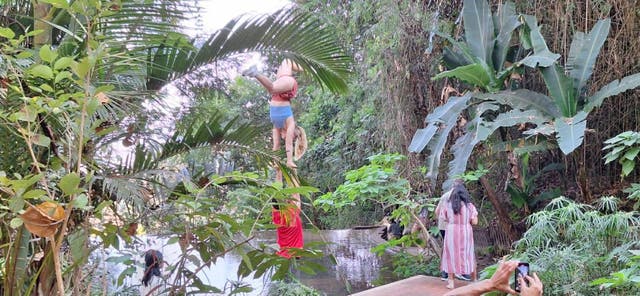 <p>Wat Pha Lat Temple in Thailand warns foreign tourist against performing yoga or gymnastics in temple  </p>