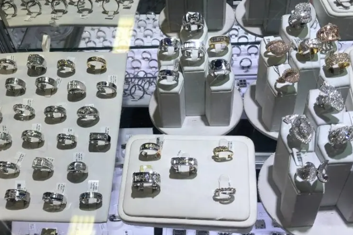 Anger as suspect in $100M jewelry heist said to be biggest in US history avoids standing trial – because ICE deported him Anger as suspect in $100M jewelry heist said to be biggest in US history avoids standing trial – because ICE deported him