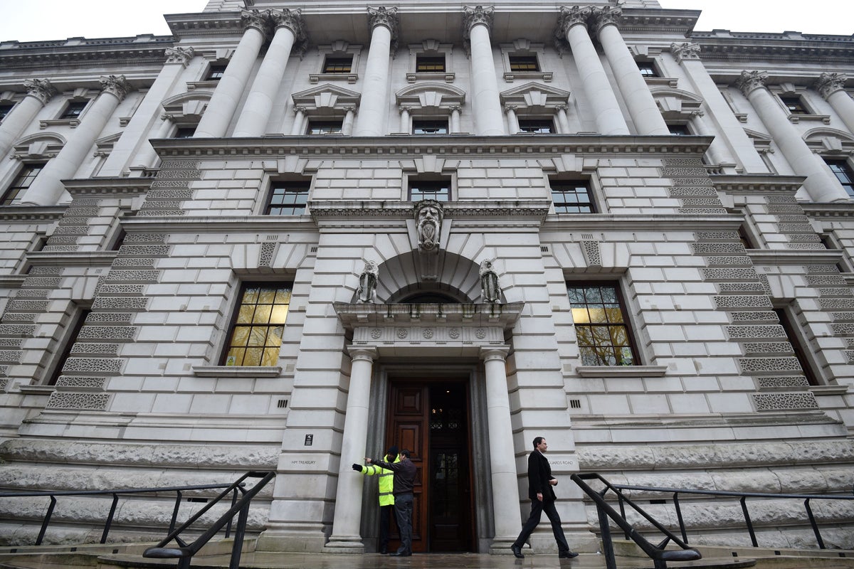 Treasury offices to receive business rates cut as pubs face jump in bills