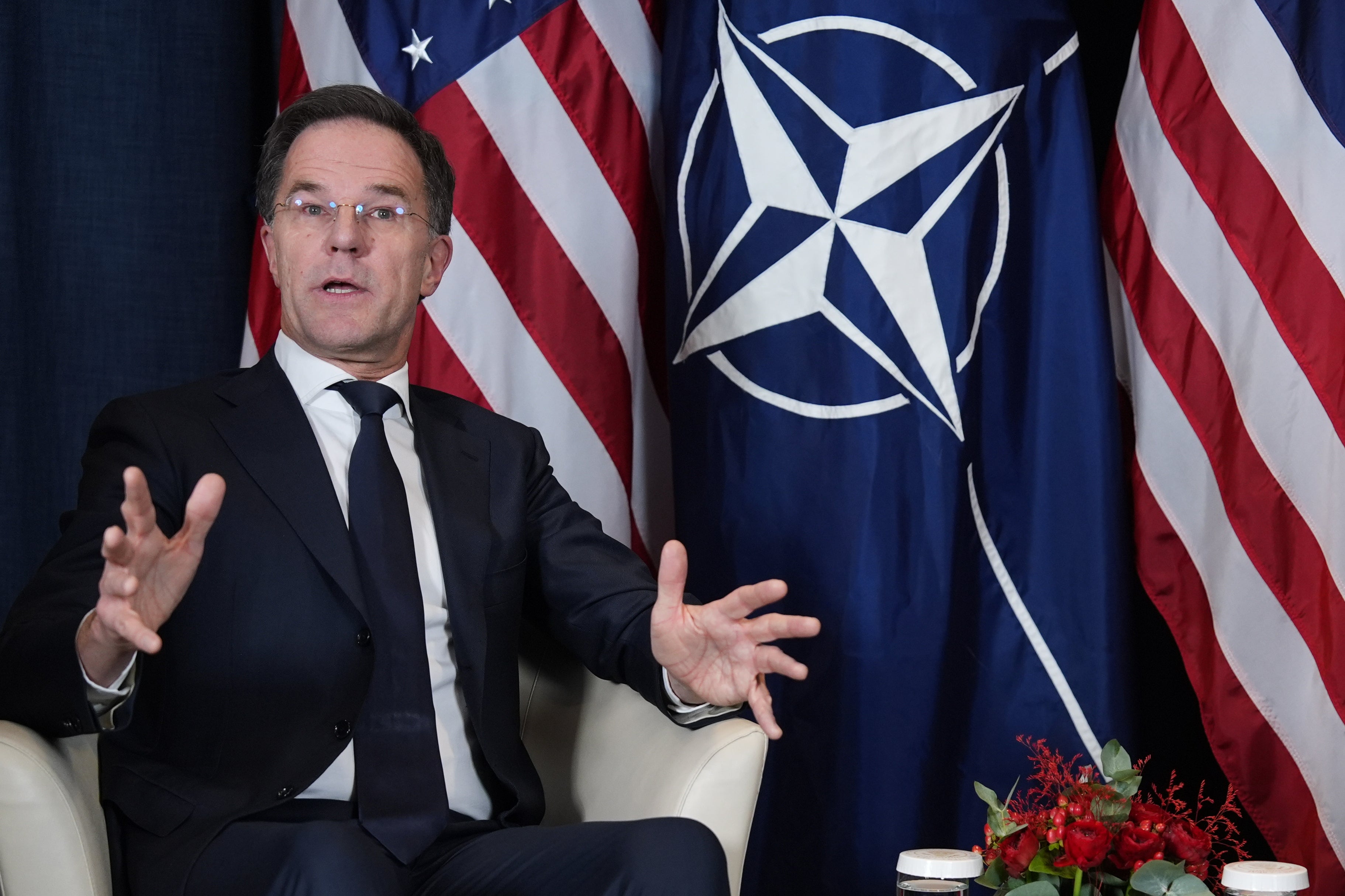 O secretário-geral da NATO, Mark Rutte, discursa num briefing