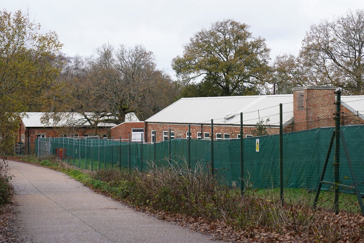 First asylum seekers moved into old army camp instead of migrant hotels