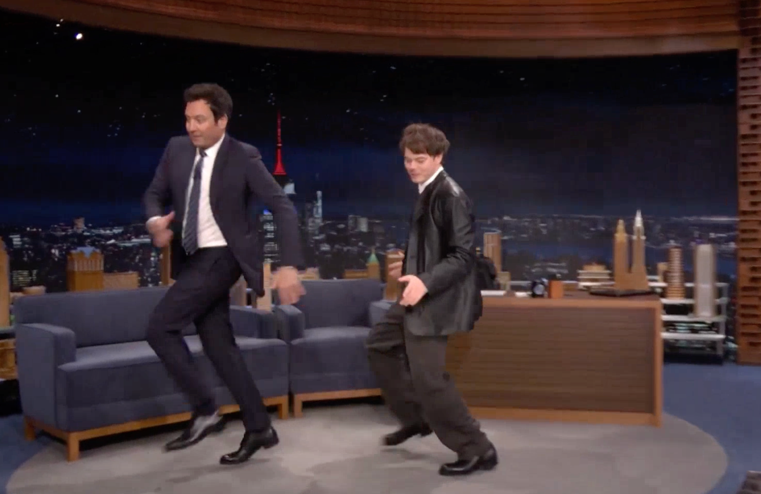 Charlie Heaton teaches Jimmy Fallon how to run like Jonathan Byers