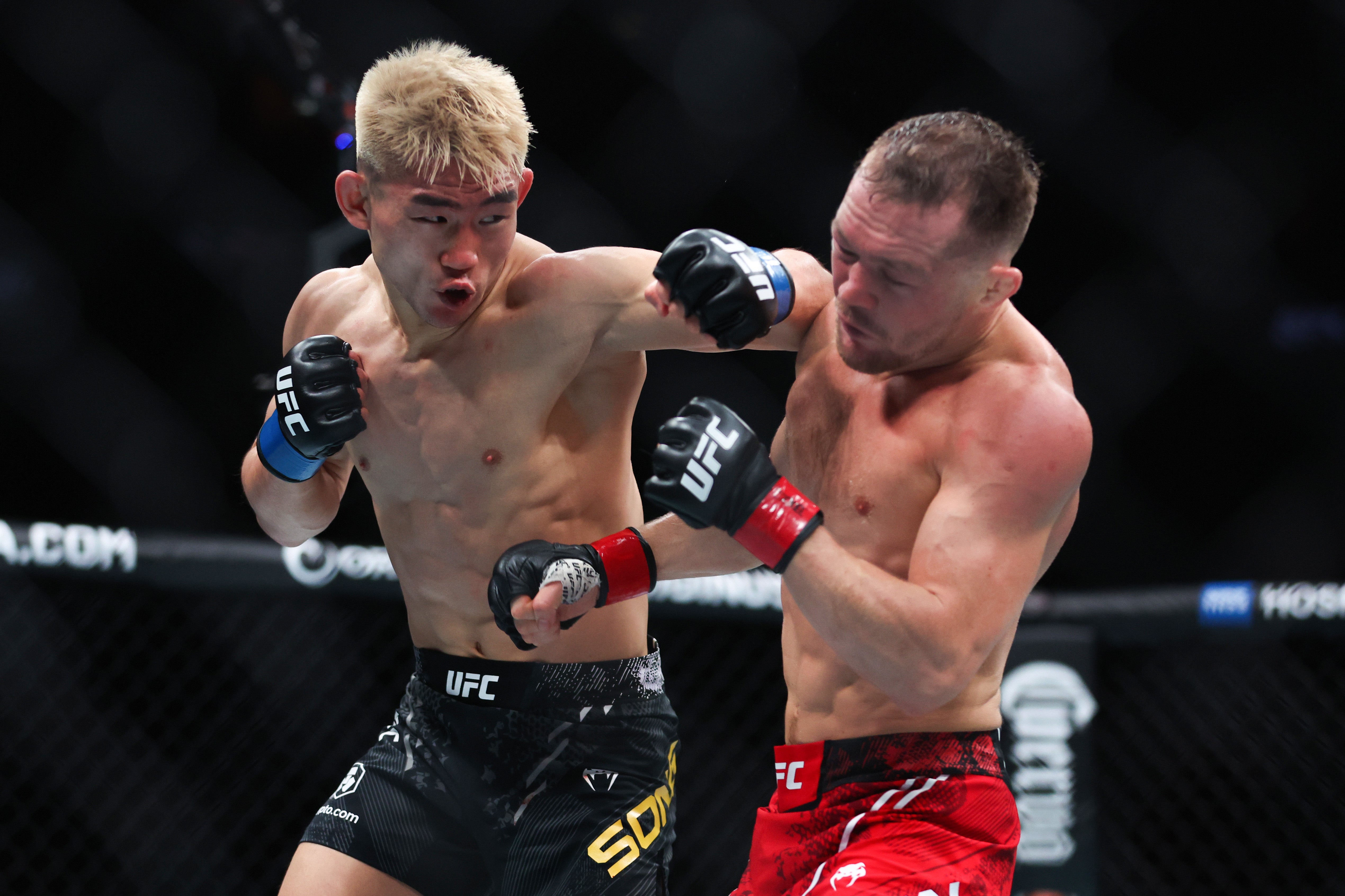 Song Yadong (kiri) saat kalah pada tahun 2024 dari Petr Yan