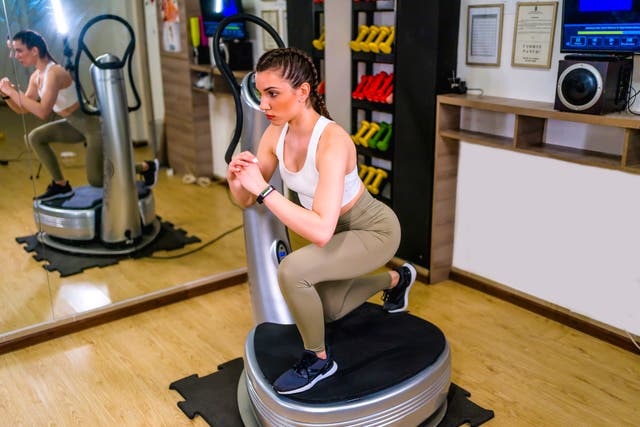 <p>Las plataformas vibratorias son tendencia en el mundo del bienestar en redes sociales, aunque sus beneficios pueden variar según la persona</p>