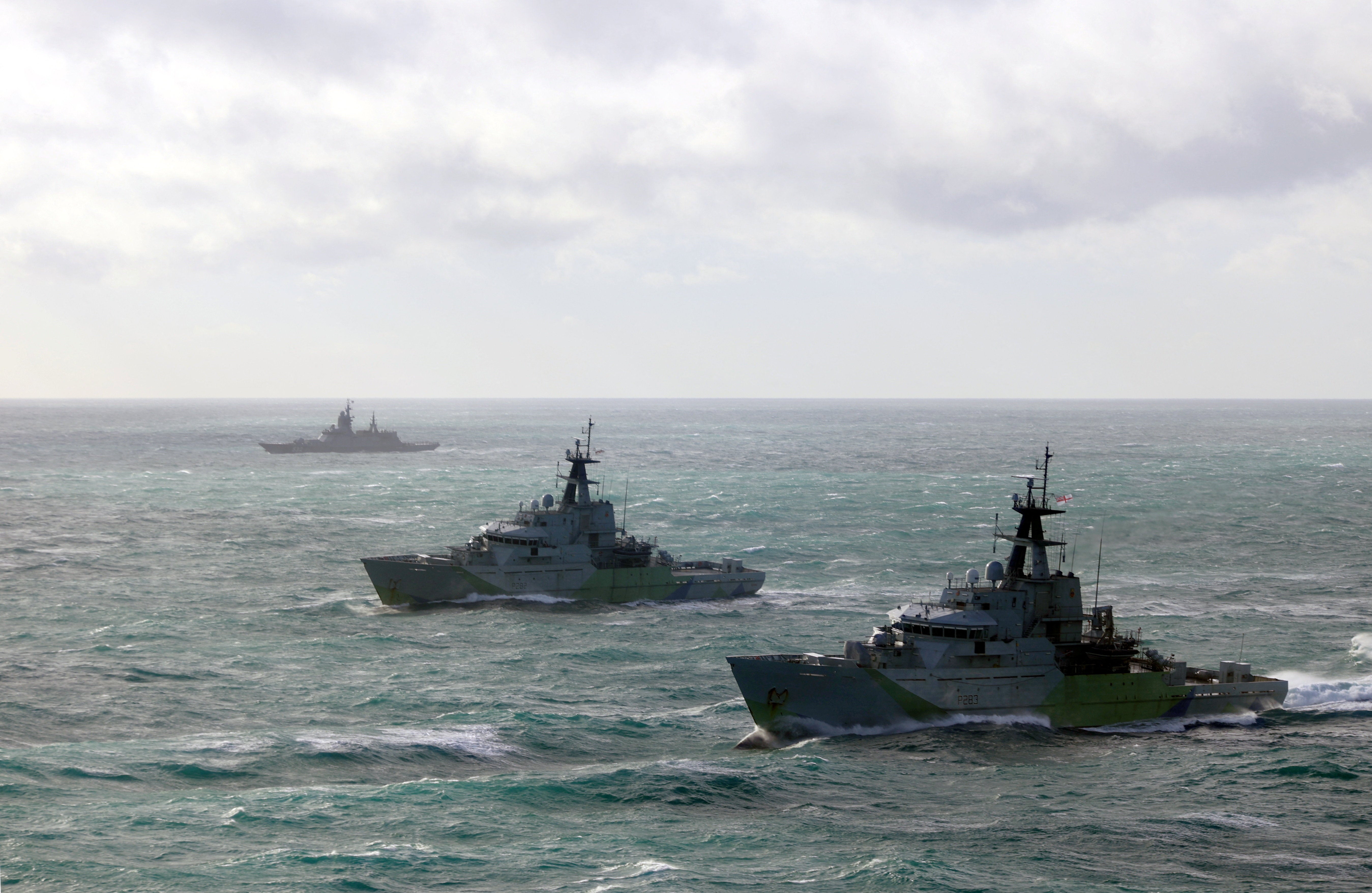 https://static.independent.co.uk/2026/01/23/12/39/British-Royal-Navy-vessels-shadow-Russian-corvette-Boikiy-in-the-waters-of-the-English-Channel-eserh.jpeg?trim=0,64,0,64&width=1200&height=800&crop=1200:800