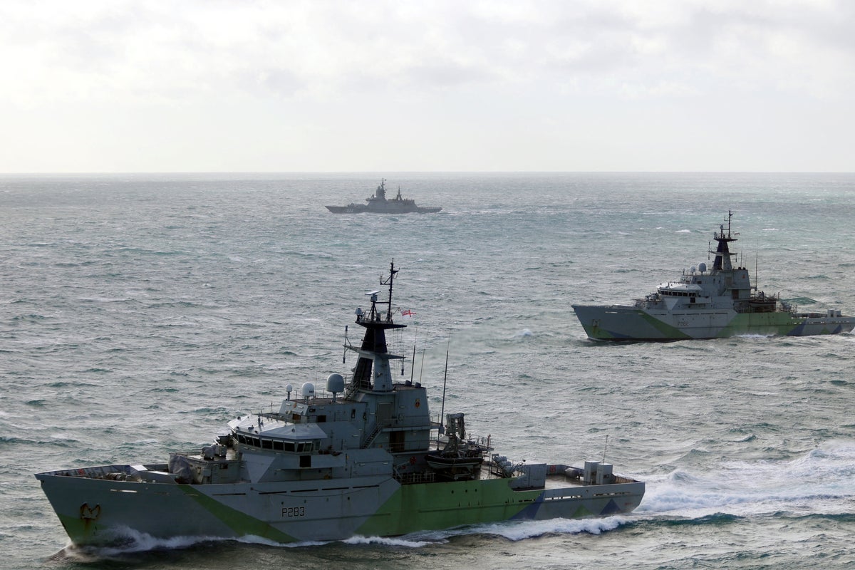 Russia's shadow fleet pass through UK waters after boarding threat