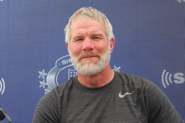 <p>La leyenda retirada de la NFL Brett Favre dice que su diagnóstico de Parkinson está progresando “un poco más rápido” de lo que esperaba</p>