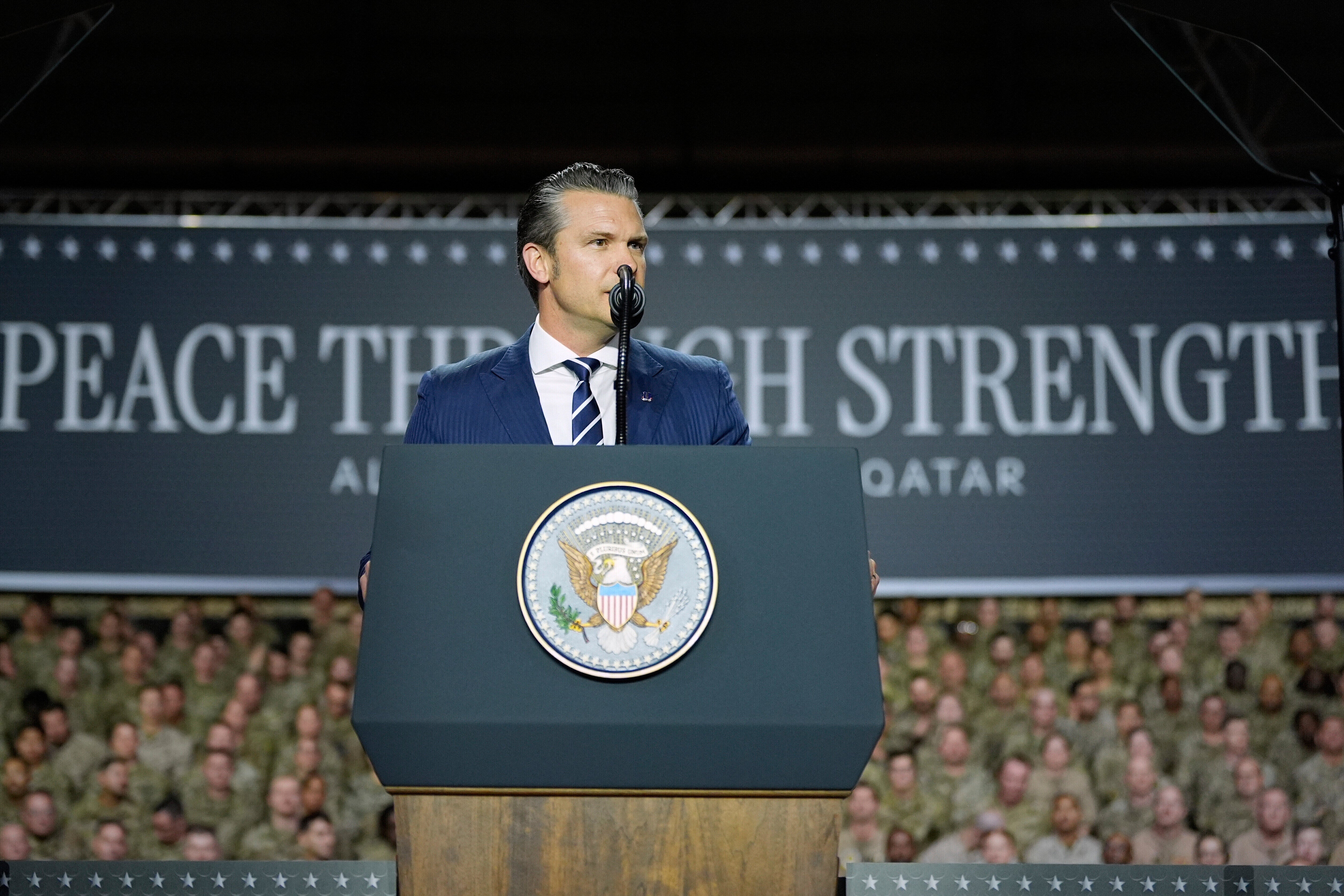 Os críticos acusam os militares dos EUA de violarem o direito internacional ao atacarem não-combatentes, mas a administração Trump insiste que se encontra num conflito armado legalmente reconhecido com cartéis de droga.