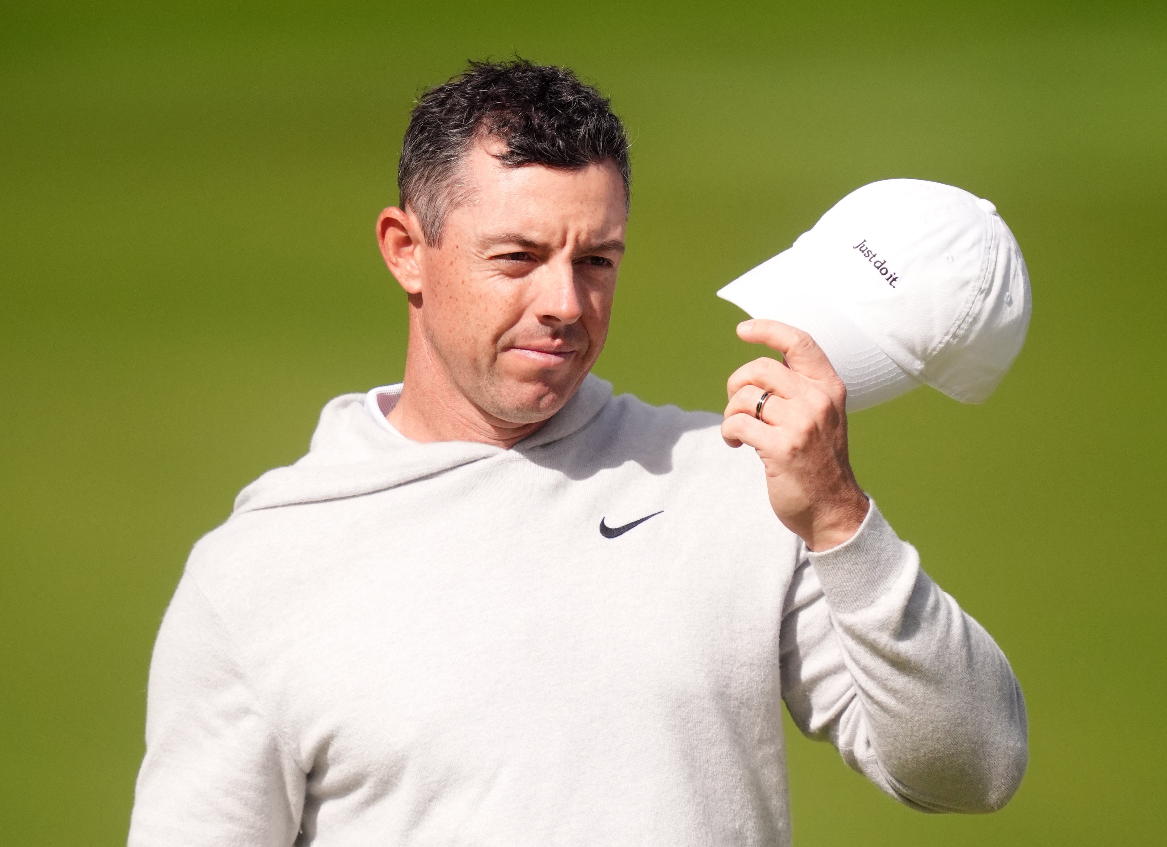 Rory McIlroy tuvo problemas para lograr un 71 en la tercera ronda en Dubai (Adam Davy/PA)