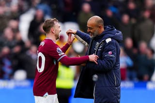 El técnico del West Ham, Nuno Espirito (derecha), dice que aún queda trabajo por hacer (Bradley Collyer/PA)