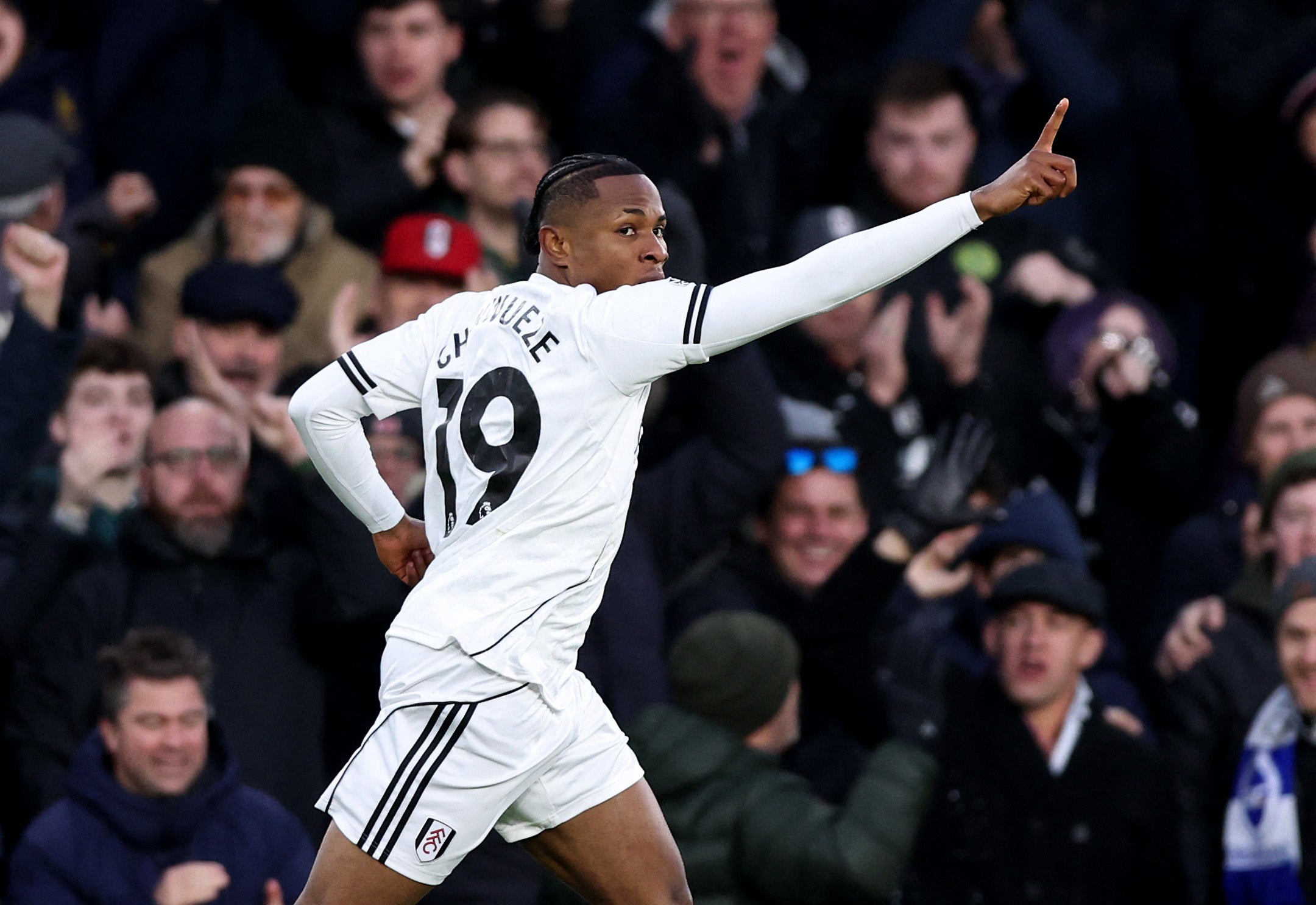 Samuel Chukwueze comemora o gol do empate para o Fulham
