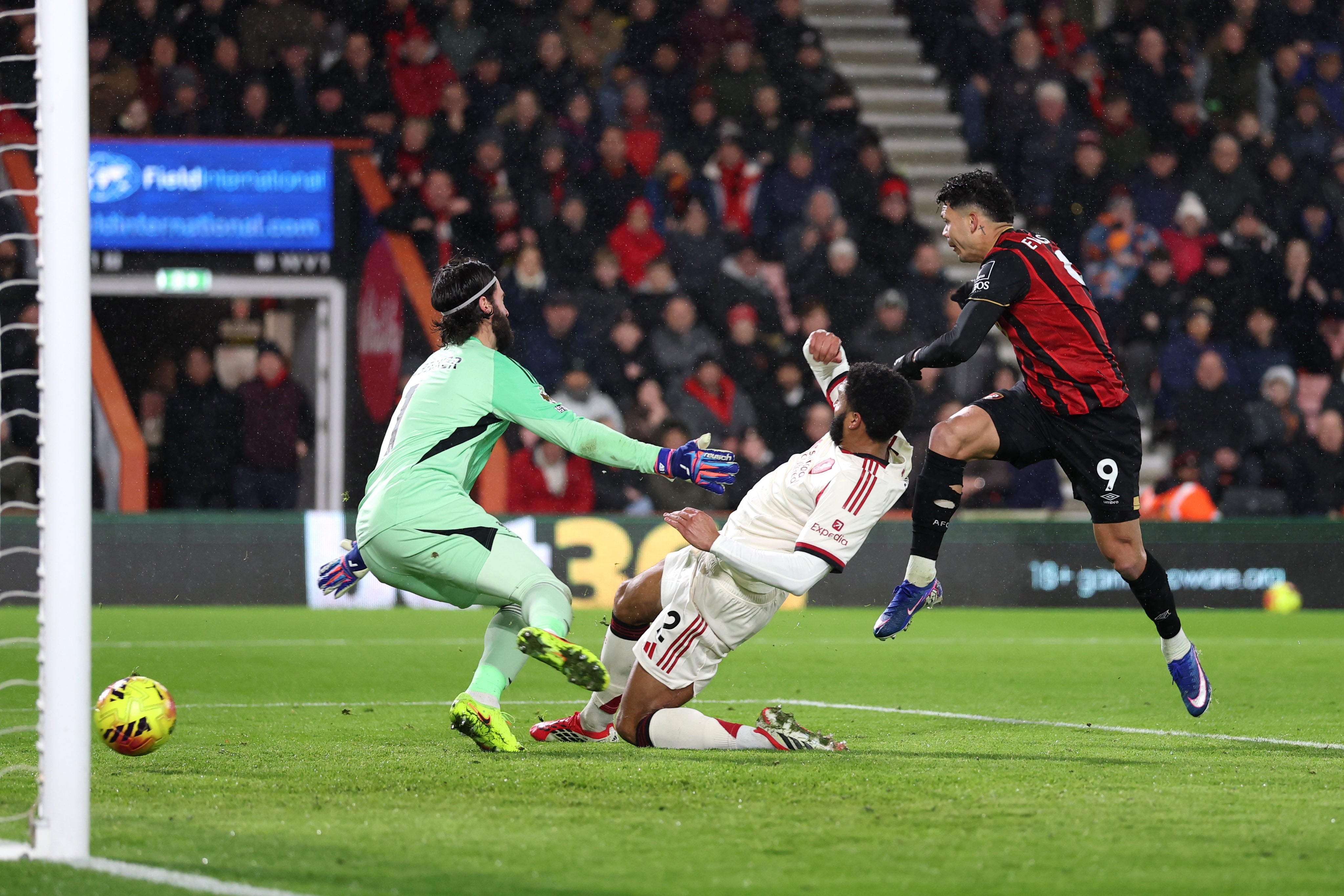 Evanilson anotó el primer gol del Bournemouth después de que un balón largo de Marcos Senesi abriera la defensa del Liverpool.