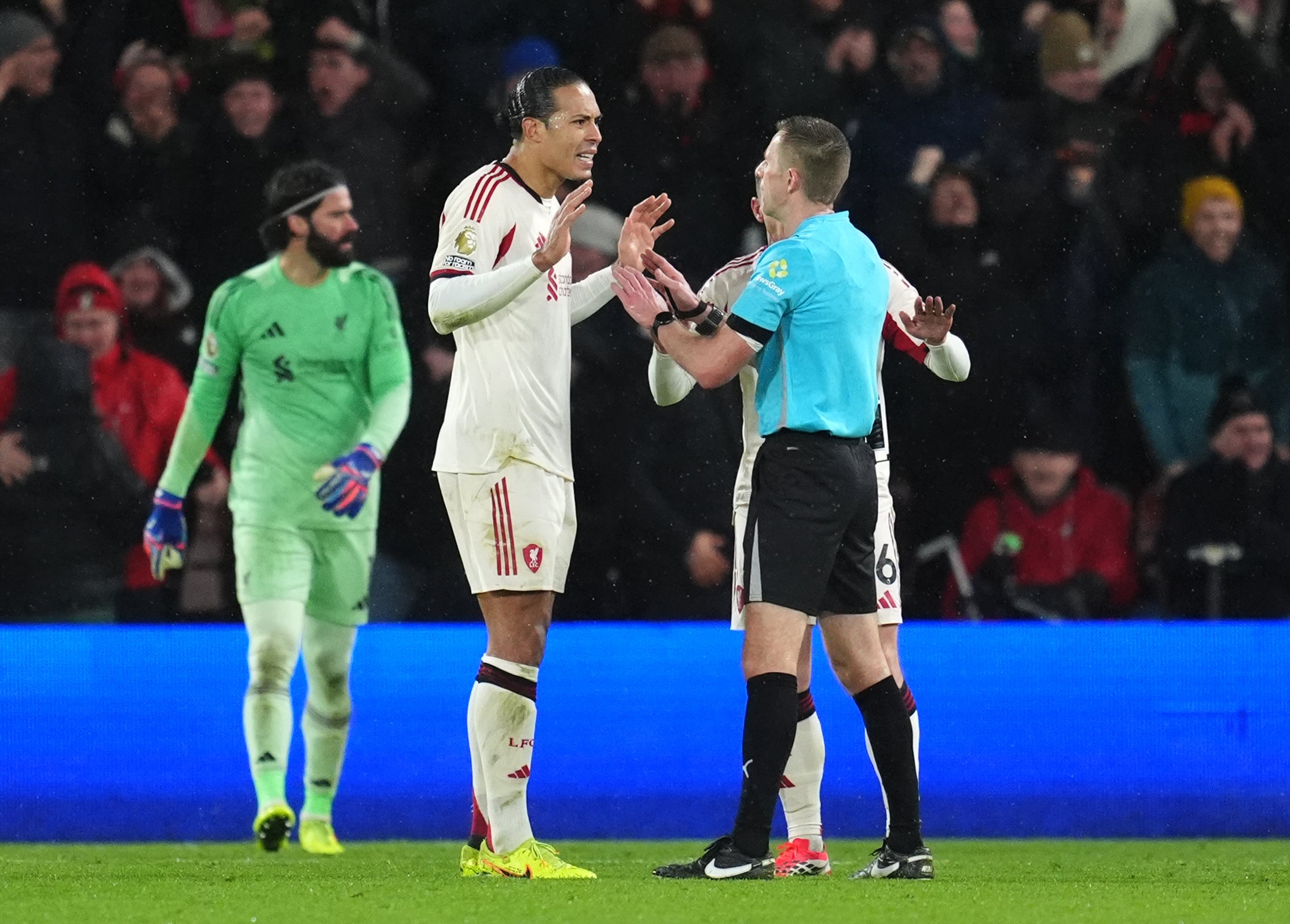 Virgil van Dijk sentiu que foi bloqueado no gol da vitória do Bournemouth