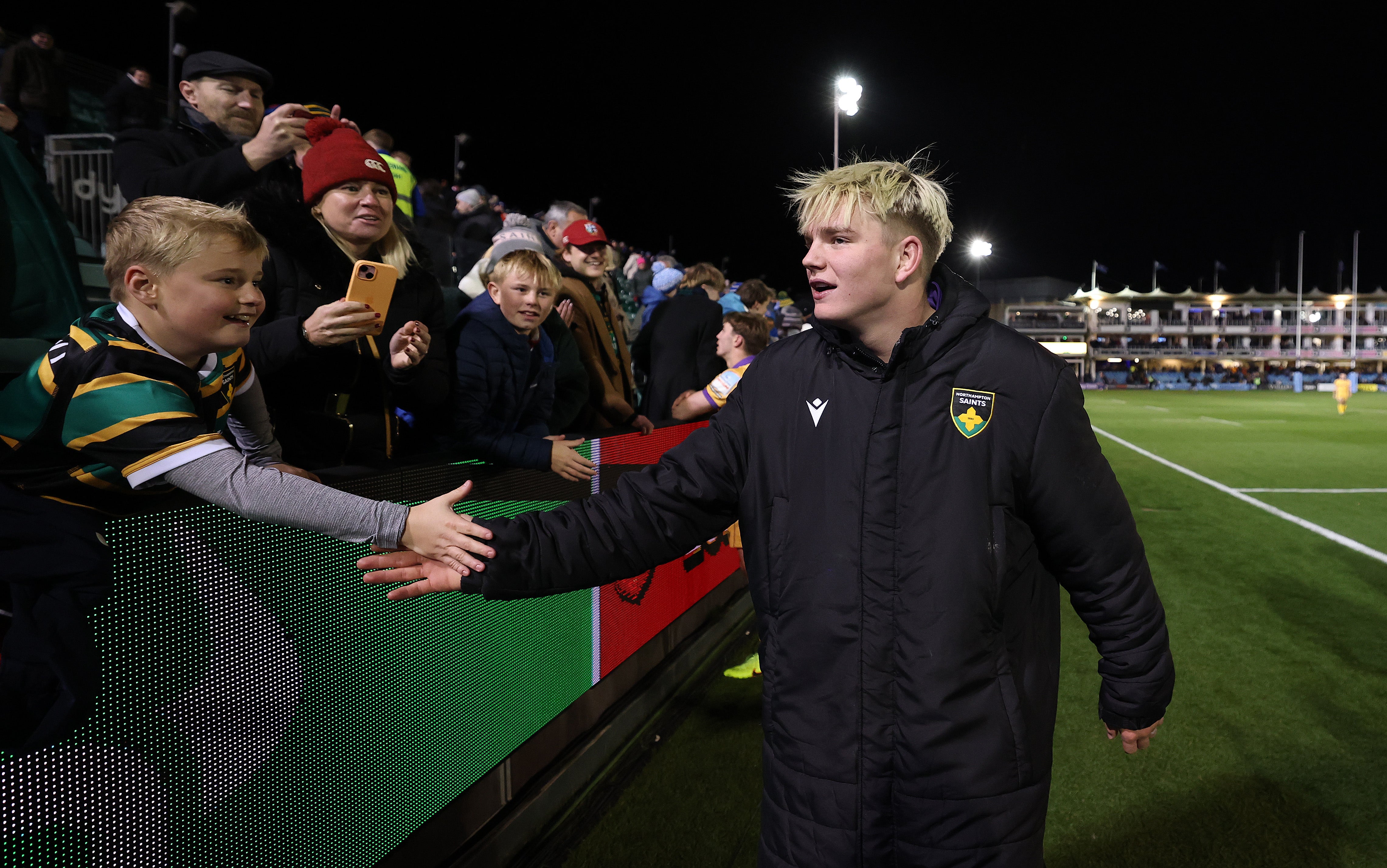 Henry Pollock ha forjado una estrecha conexión con los fans, imitando su característica diadema y su celebración de 