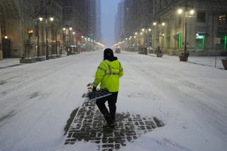 2026年1月25日日曜日、フィラデルフィアで冬の嵐の中、除雪作業をする作業員。