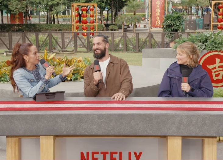 Seth Rollins, Elle Duncan e Emily Harrington foram comentaristas do 'Skyscraper Live'