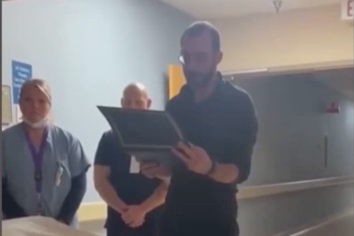 ICU看護師が亡くなった退役軍人への敬意を表して連邦捜査官に殺害される映像が公開される