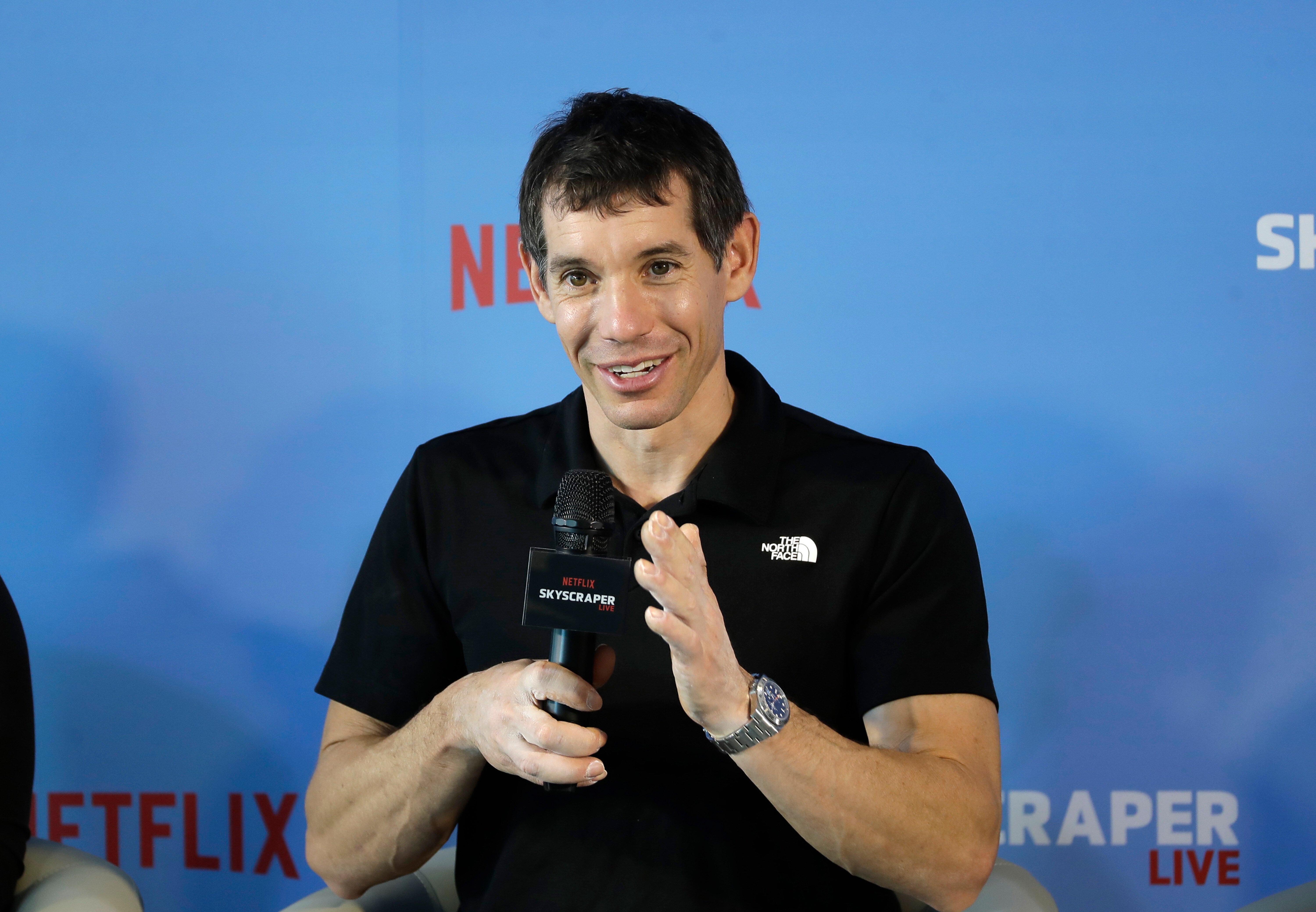 Lo scalatore Alex Honnold, degli Stati Uniti, risponde a un giornalista durante una conferenza stampa dopo aver completato una scalata in free solo del grattacielo Taipei 101 a Taipei, Taiwan