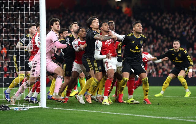 <p>Arsenal crowd out Manchester United goalkeeper Senne Lammens from a corner</p>