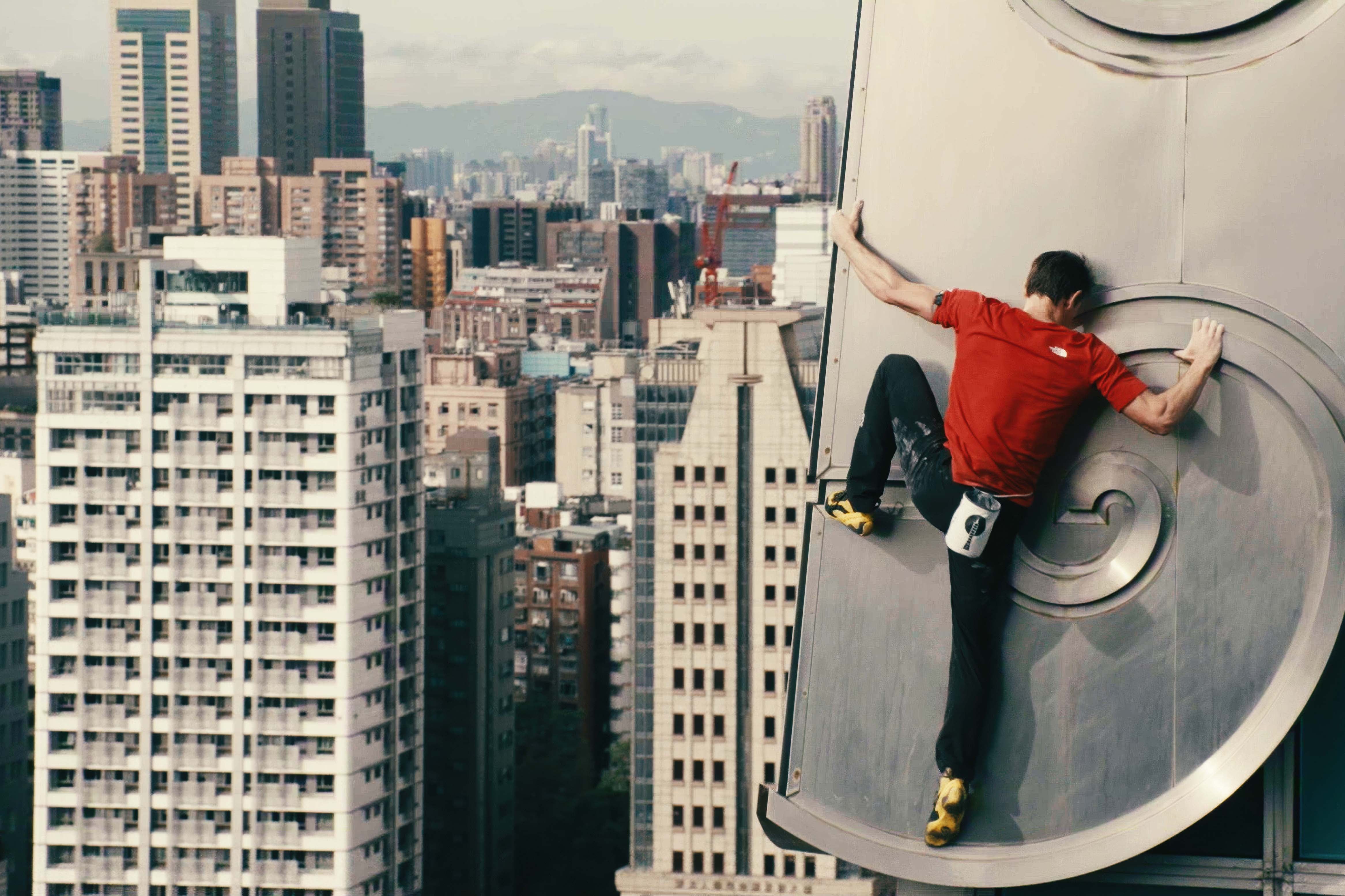 Lo scalatore americano Alex Honnold ha eseguito una scalata in free solo del grattacielo Taipei 101 a Taipei, Taiwan, domenica