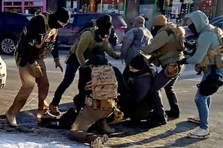 Momento antes de agentes federais atirarem e matarem Alex Pretti em 24 de janeiro de 2026 em Minneapolis, Minnesota. Autoridades de Trump alegaram inicialmente que a posse de uma arma de fogo legal e licenciada por Pretti no momento do tiroteio sugeria que ele pretendia prejudicar agentes federais. Uma análise conduzida pela Alfândega e Proteção de Fronteiras dos EUA e apresentada aos legisladores em 27 de janeiro não incluiu nenhuma menção a Pretti brandindo sua arma durante o encontro fatal.