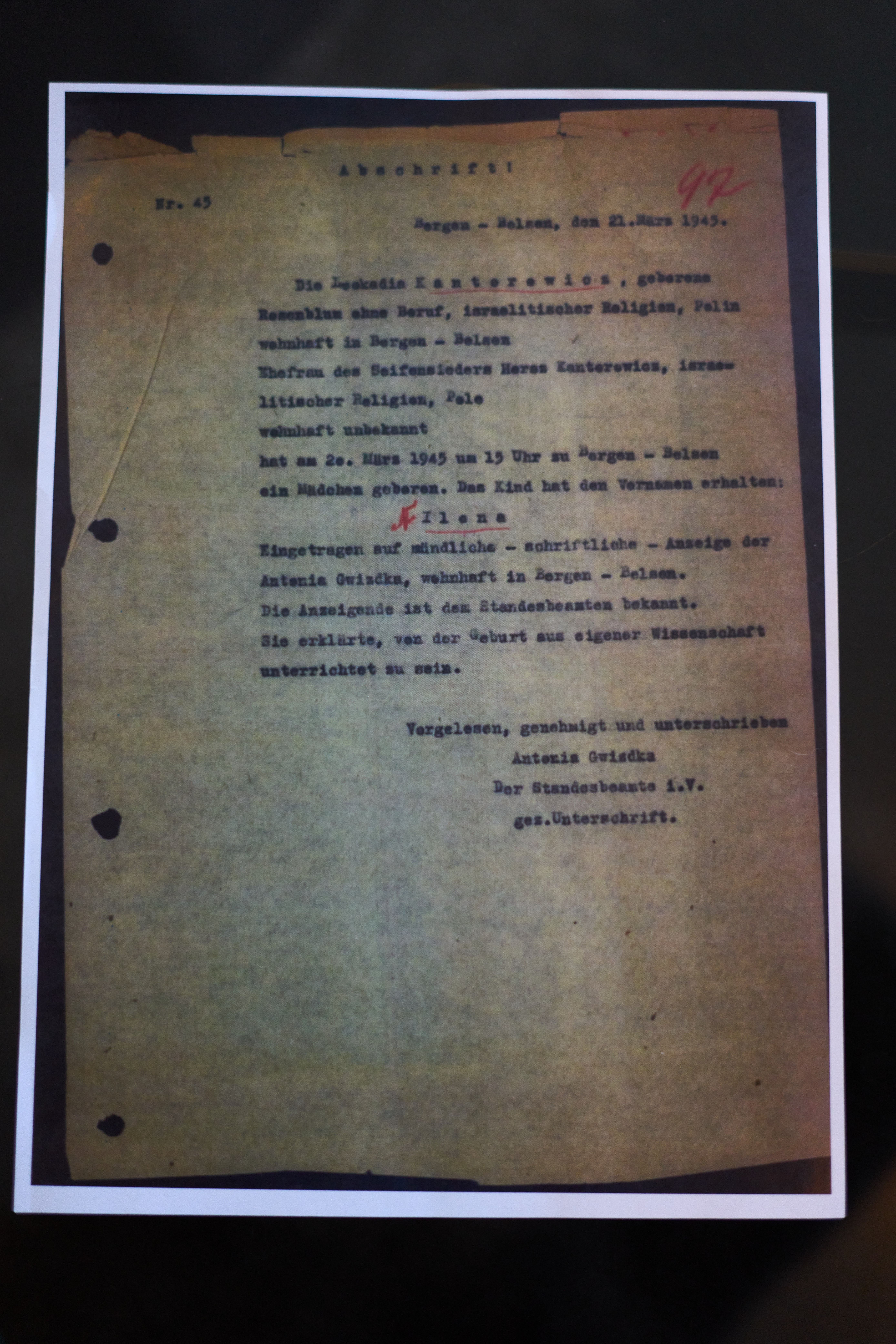 1946年にナチスのベルゲン・ベルゼン強制収容所で生まれたホロコースト生存者、イラナ・シャレム＝カントロヴィッチの出生証明書の写真。