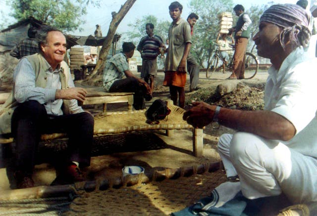 <p>File. Mark Tully, left, chats with a truck driver at a highway teashop in Dankuni, 20km northwest of Kolkata, India, on 18 February 2002</p>