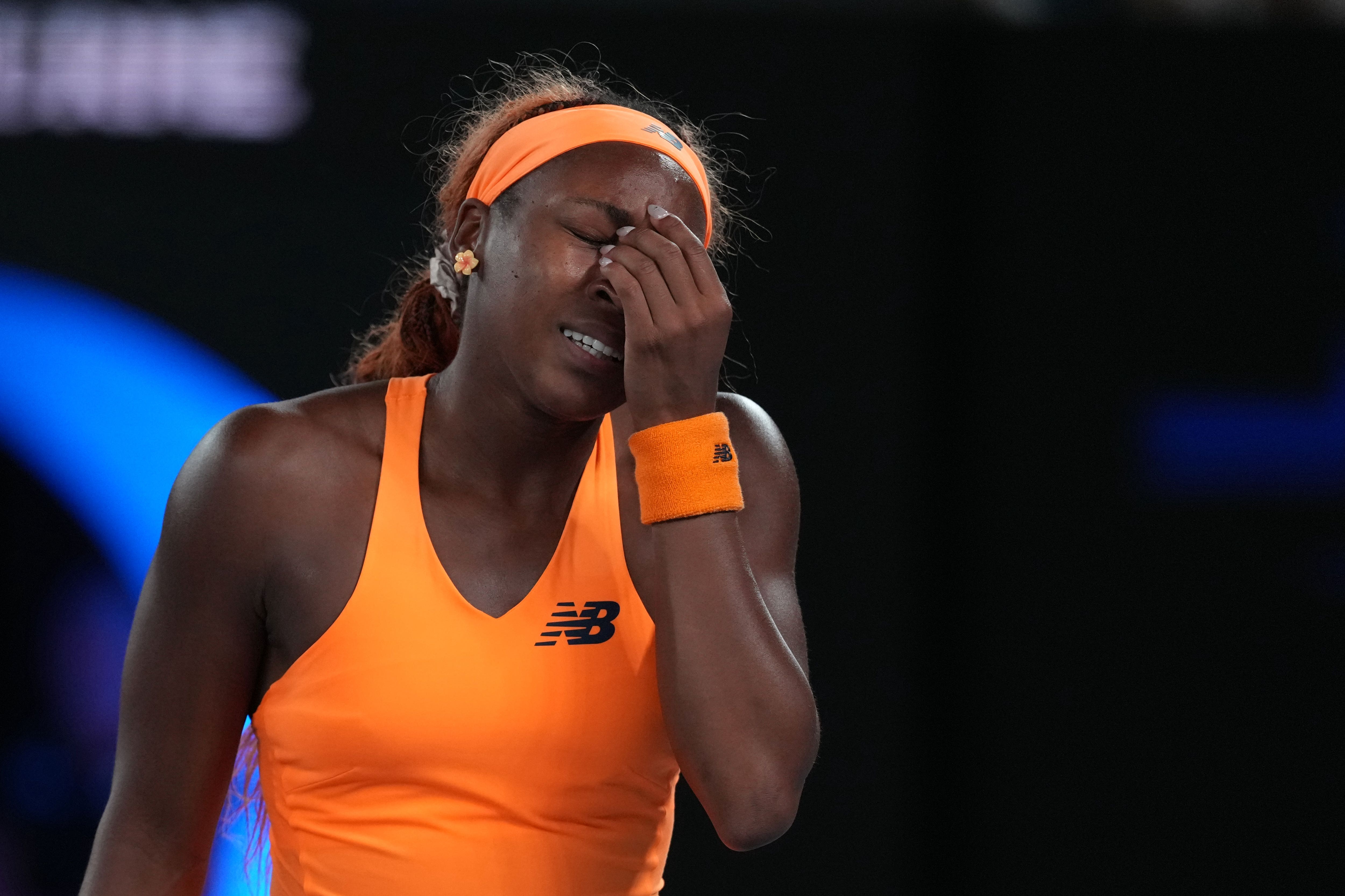 Gauff muestra su frustración durante su derrota ante Svitolina