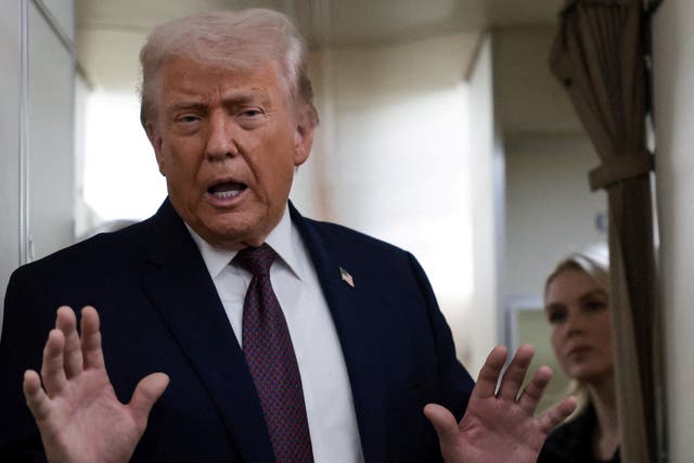 <p>El presidente Donald Trump presumió de su “perfecta” salud durante una reciente entrevista. Sin embargo, no pudo recordar la palabra “Alzheimer” al hablar de los problemas de salud de su padre</p>