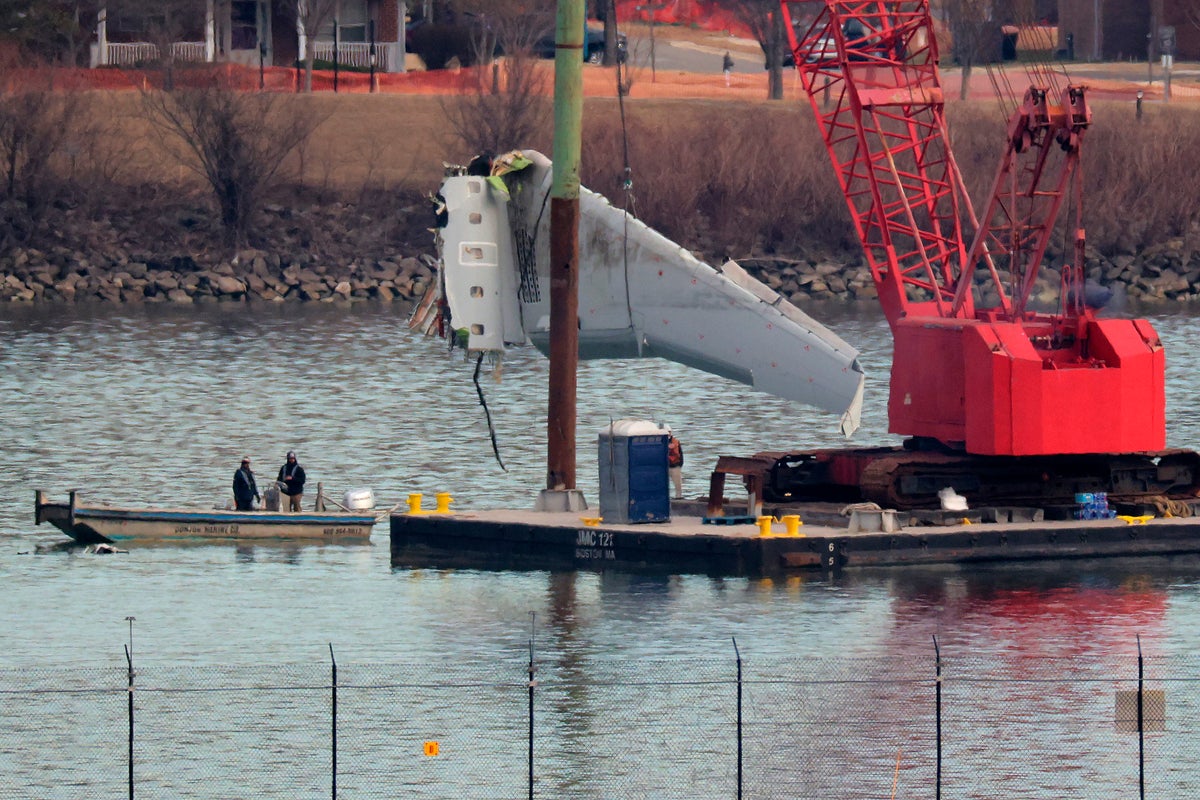 New details about moments leading up to mid-air collision that killed 67 revealed at DC plane crash hearing