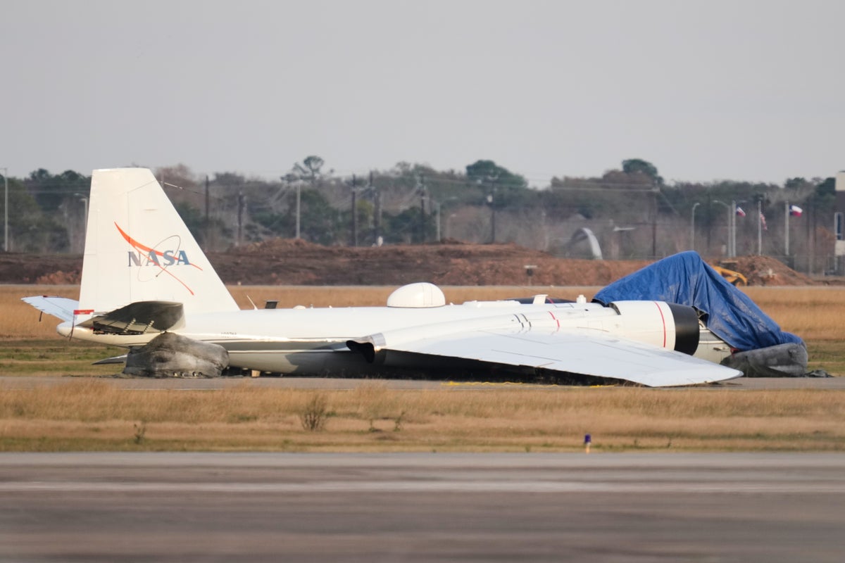 Video shows flames flying from NASA plane that touched down without landing gear – UK Times