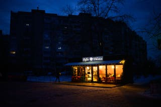 O distrito de Desnianskyi, em Kiev, ficou sem eletricidade e aquecimento devido a ataques aéreos, em 25 de janeiro de 2026, em Kiev, Ucrânia.