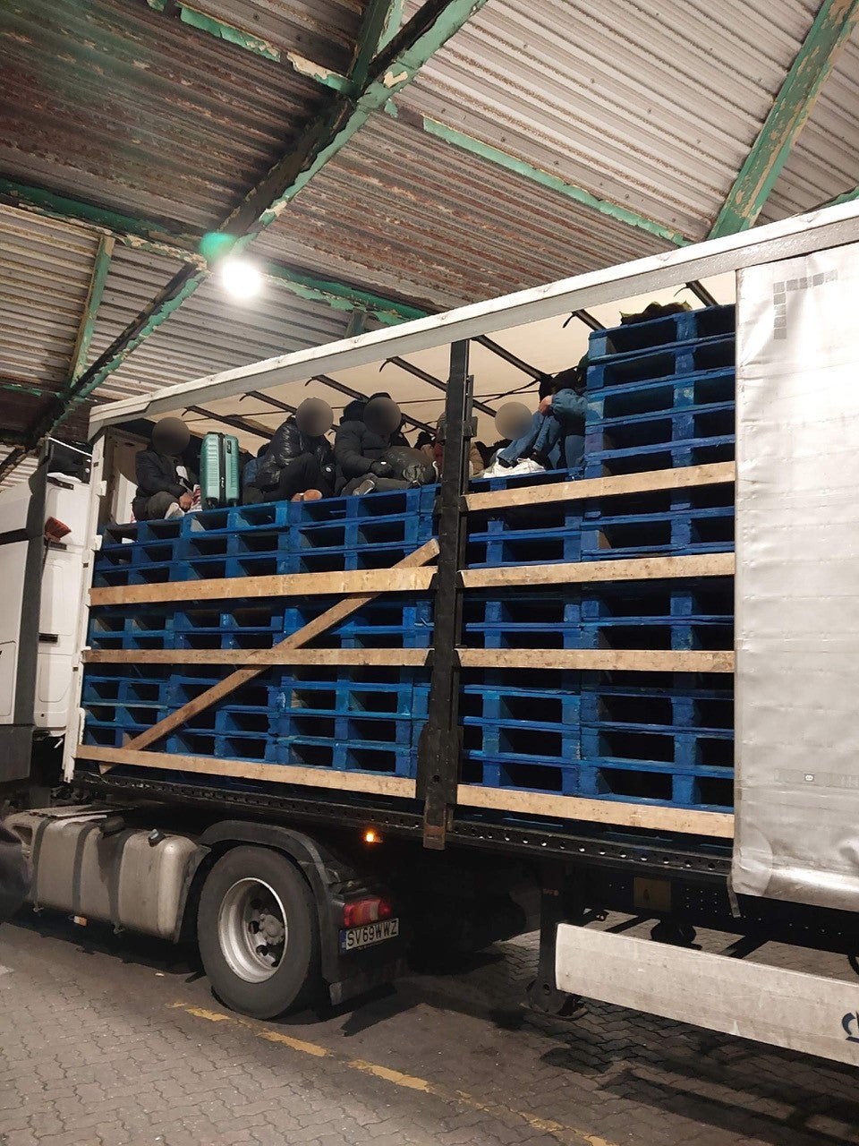 Five arrested after &lsquo;attempt to smuggle 23 Bangladeshis out of the UK in lorry&rsquo;