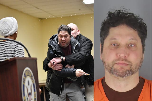 <p> Anthony Kazmierczak (55) fue acusado de agresión en tercer grado tras abalanzarse sobre la legisladora Ilhan Omar en una reunión municipal celebrada el martes por la noche en Minneapolis, Minnesota, EE. UU.</p>