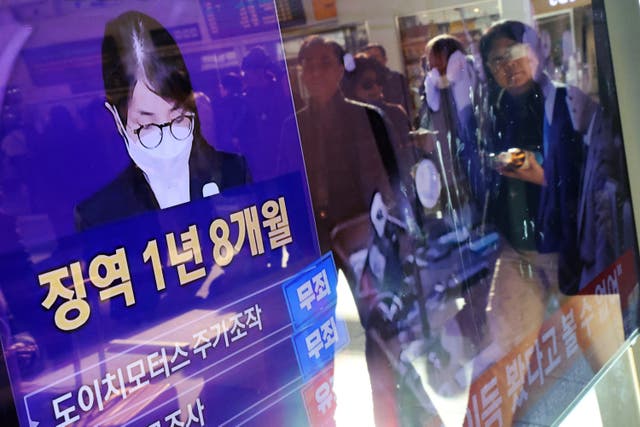 <p>People watching a news report on the sentencing trial of South Korean former first lady Kim Keon Hee are reflected on a TV in Seoul, South Korea, 28 January 2026</p>
