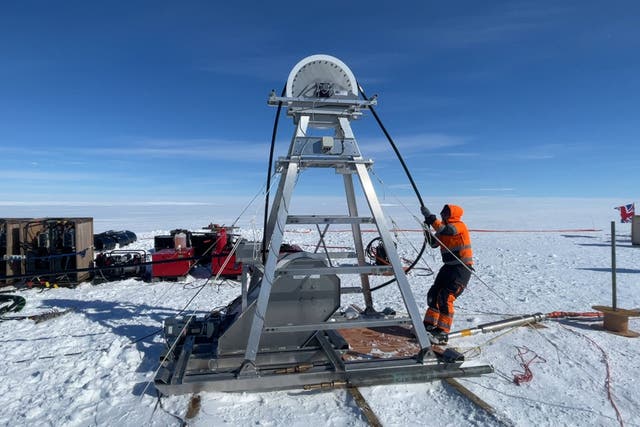 <p>El glaciar Thwaites es una enorme masa de hielo de hasta 2.000 metros de espesor que cubre un área casi tan grande como el Reino Unido</p>