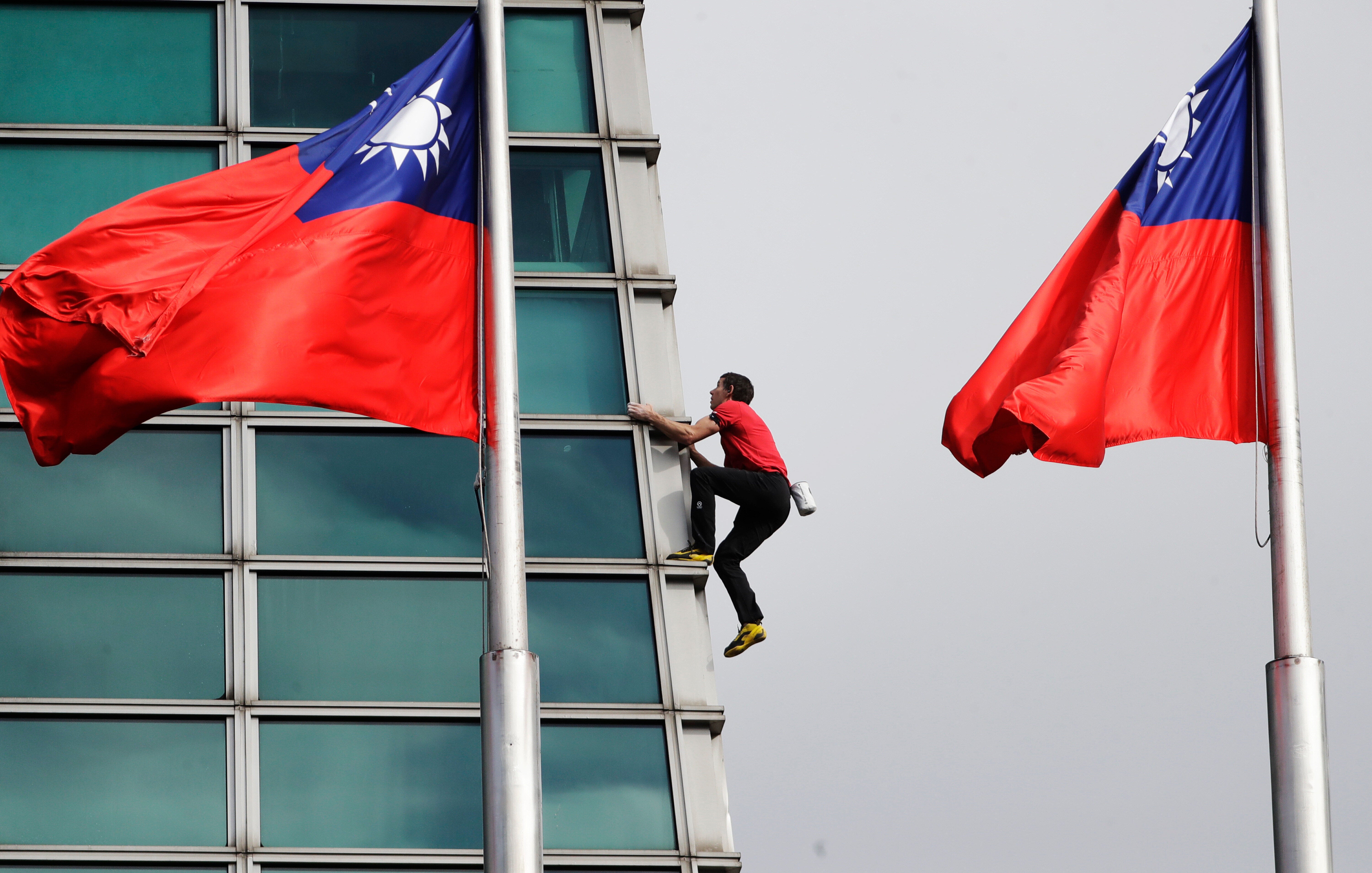 Alex Honnold climbing skyscraper in Taiwan