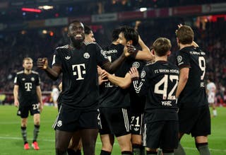 Deot Upmechano, do FC Bayern de Munique, comemora contra o Colônia