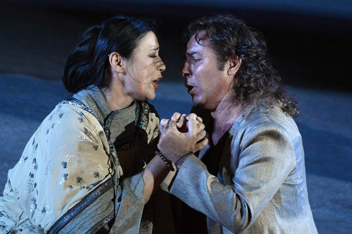 Nessun Dormageddon: Audience members ‘boo and throw things’ after Royal Opera chief steps in for sick tenor Nessun Dormageddon: Audience members ‘boo and throw things’ after Royal Opera chief steps in for sick tenor