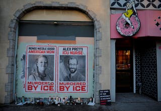 As placas homenageiam Renee Nicole Good e Alex Pretti, que foram baleados e mortos por agentes federais de imigração em Minneapolis.