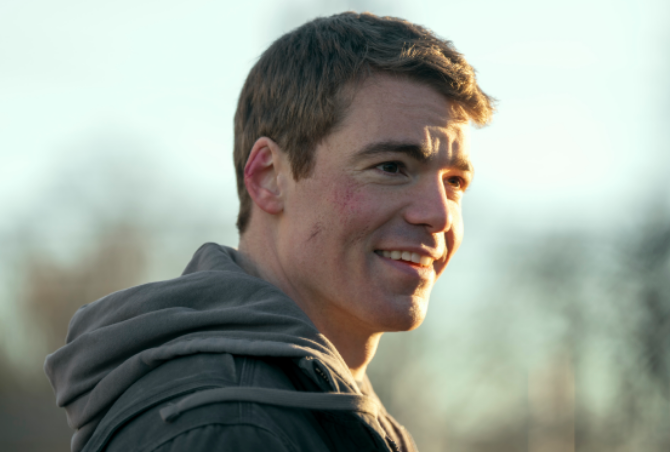 Gabriel Basso retorna para uma nova temporada de ‘The Night Agent’