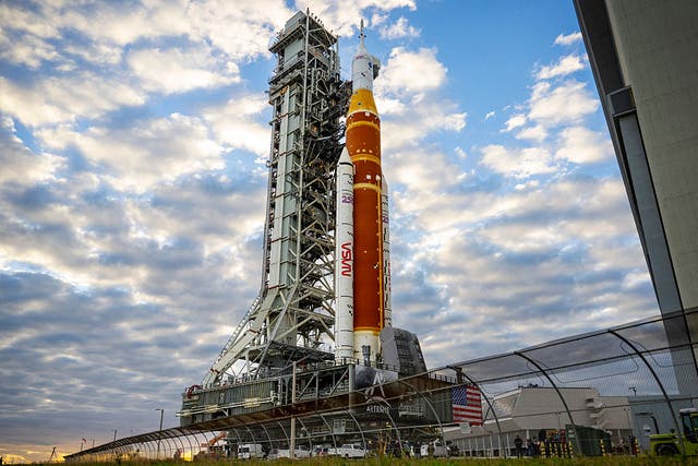 <p>El cohete Artemis II del Sistema de Lanzamiento Espacial (SLS) de la NASA y la nave Orion salen del Edificio de Ensamblaje de Vehículos rumbo a la Plataforma de Lanzamiento 39B del Centro Espacial Kennedy, en Florida, el 17 de enero de 2026</p>