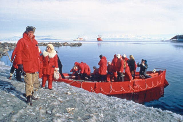 <p>El estadounidense Lars-Eric Lindblad aparece aquí junto a los primeros turistas que visitaron la Antártida. La misión original buscaba, en parte, inspirar a las personas a convertirse en guardianes del planeta al exponerlas a una de sus regiones más impresionantes </p>