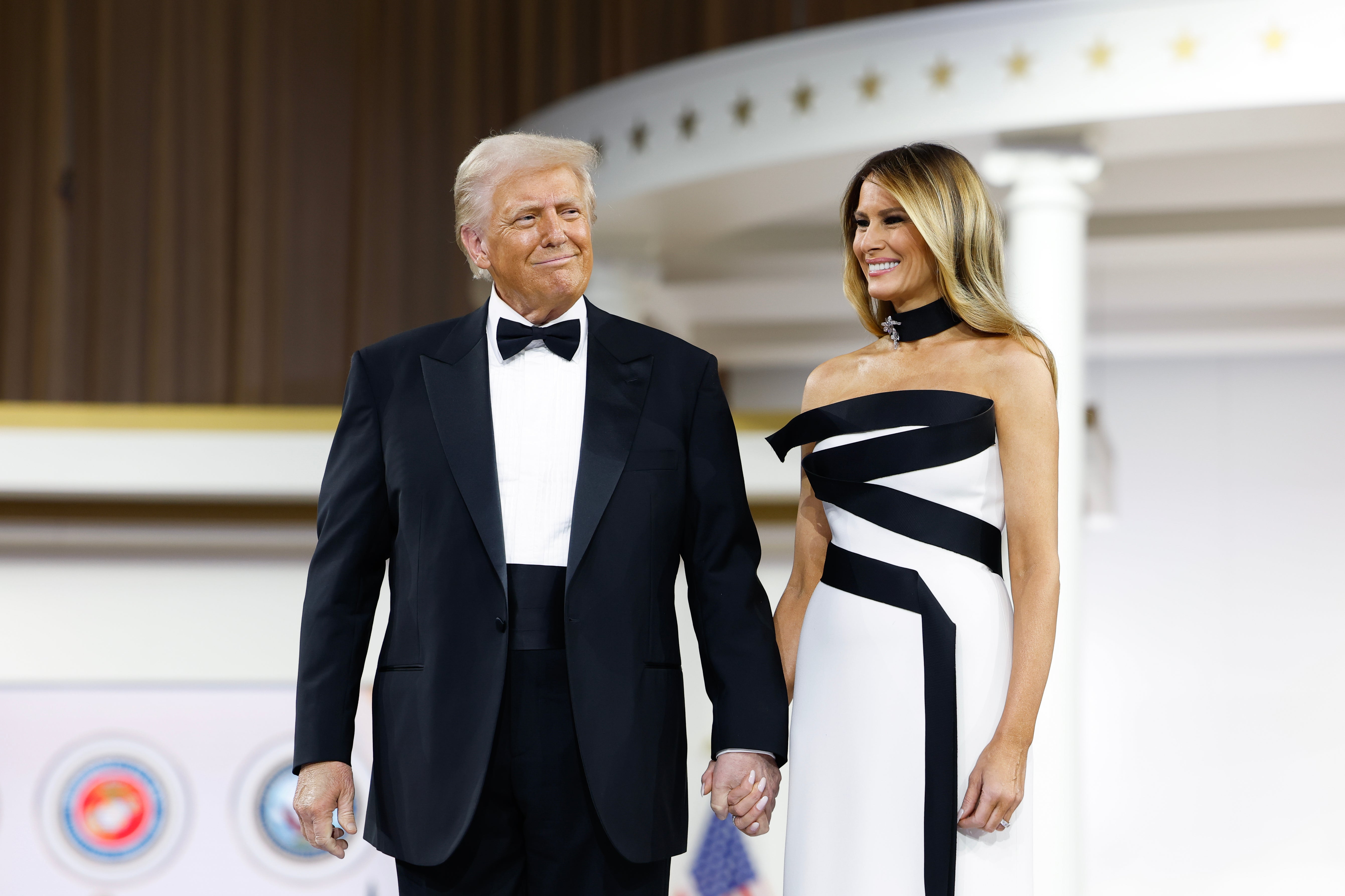 Os Trumps em um baile inaugural. Diz-se que a primeira-dama fica com mais de 70% dos US$ 40 milhões que a Amazon pagou para licenciar o filme nos dias anteriores ao retorno do presidente Donald Trump ao poder.