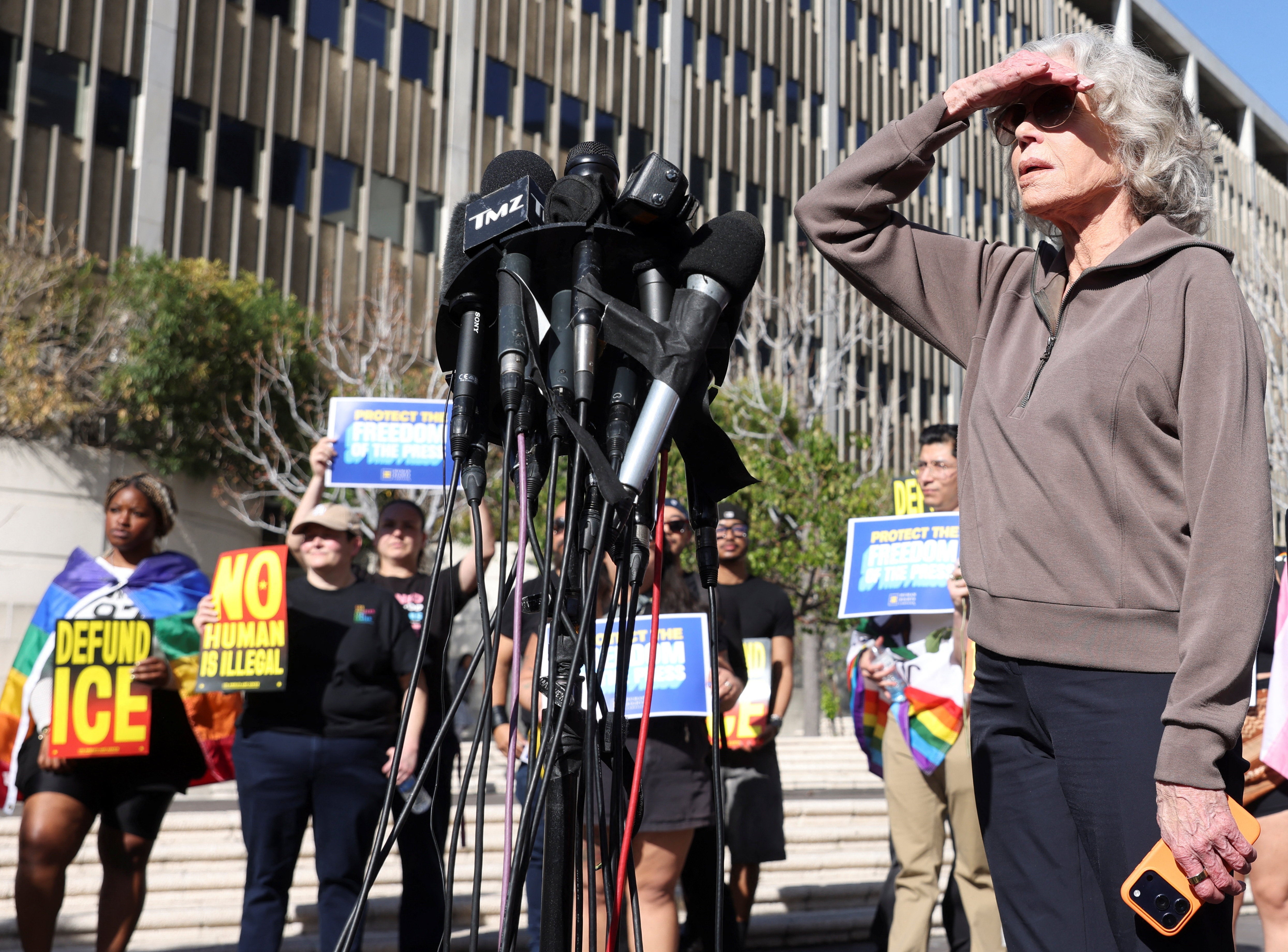 レモンは、取材していたミネソタ州の教会の礼拝を妨害したICEの活動に対する抗議活動に関連して逮捕された。