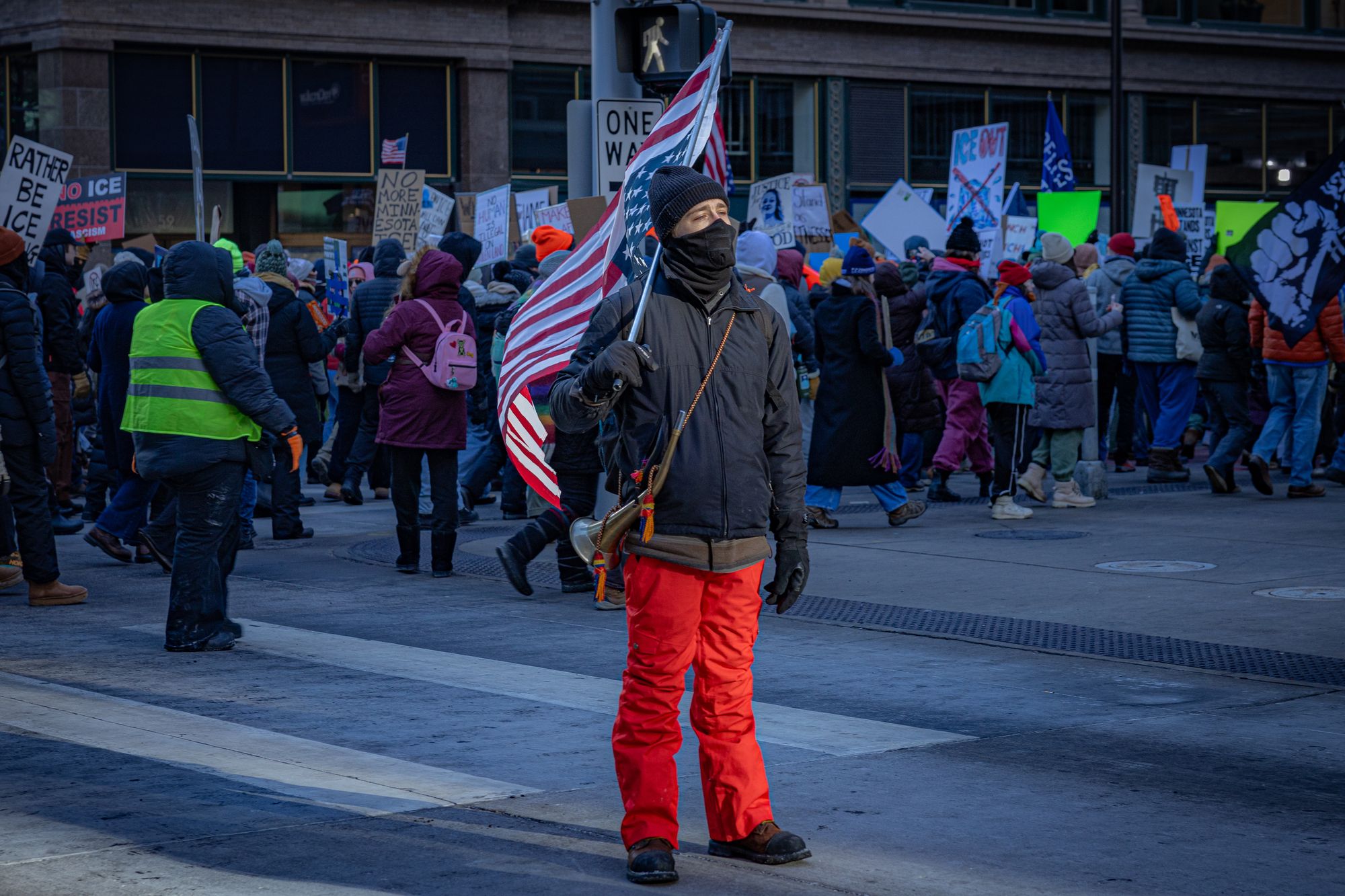 抗議参加者は逆さまのアメリカ国旗を掲げているが、これは政治的反対の象徴としてよく使われる