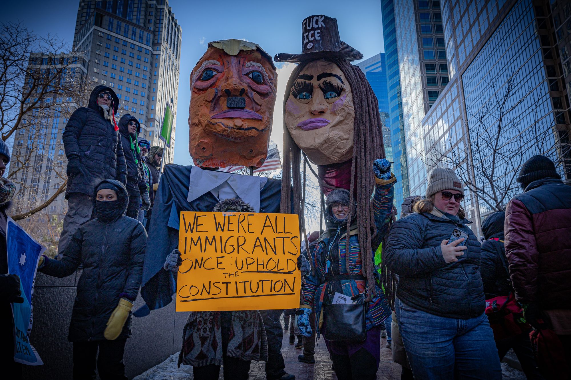 デモ参加者らは市内でトランプ政権の移民弾圧に反対の声を上げていた。