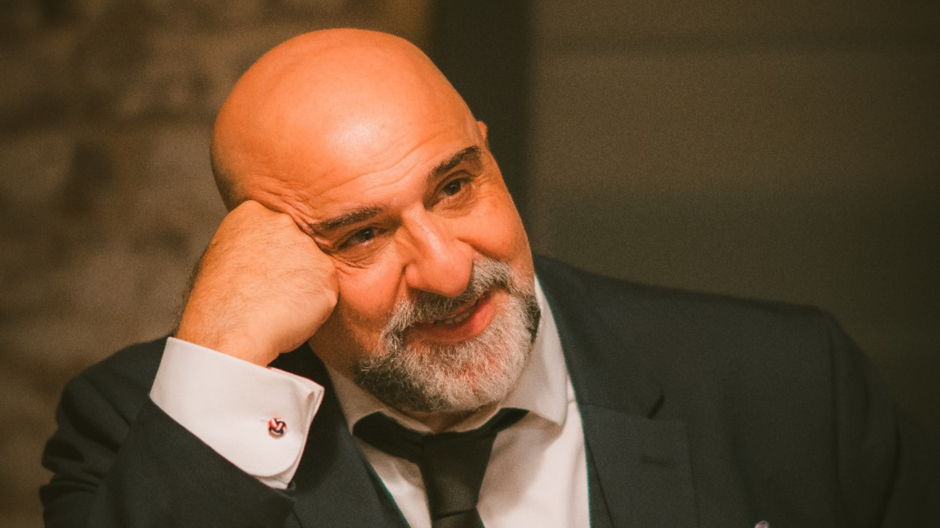 Djalili explains to his stand-up audiences what is happening in Iran before the shows