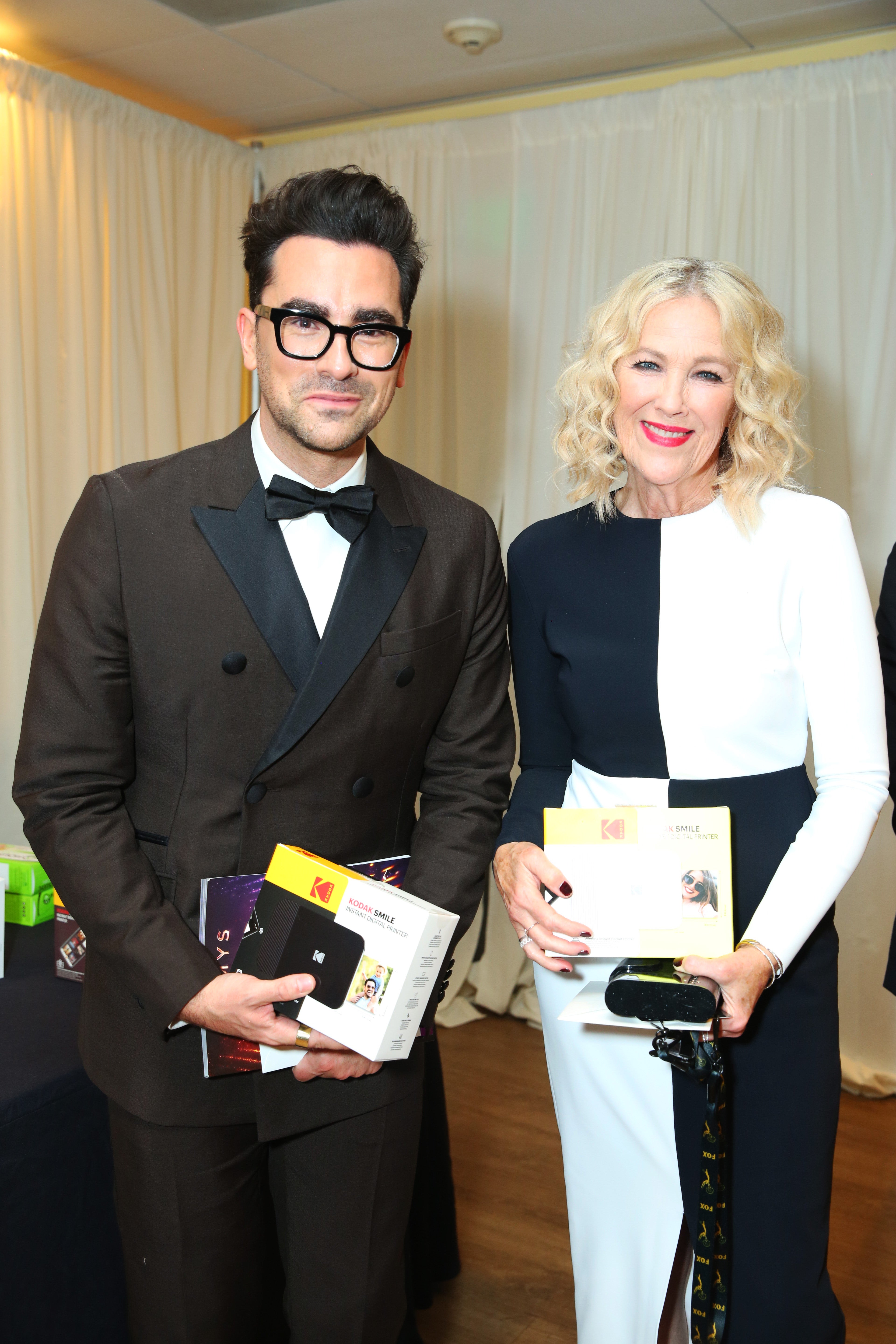 Dan Levy e Catherine O'Hara no Emmy Awards em 2022